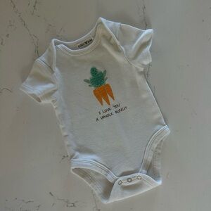 Rabbit + Bear Organic White Graphic Onesie, 0–3M, GUC